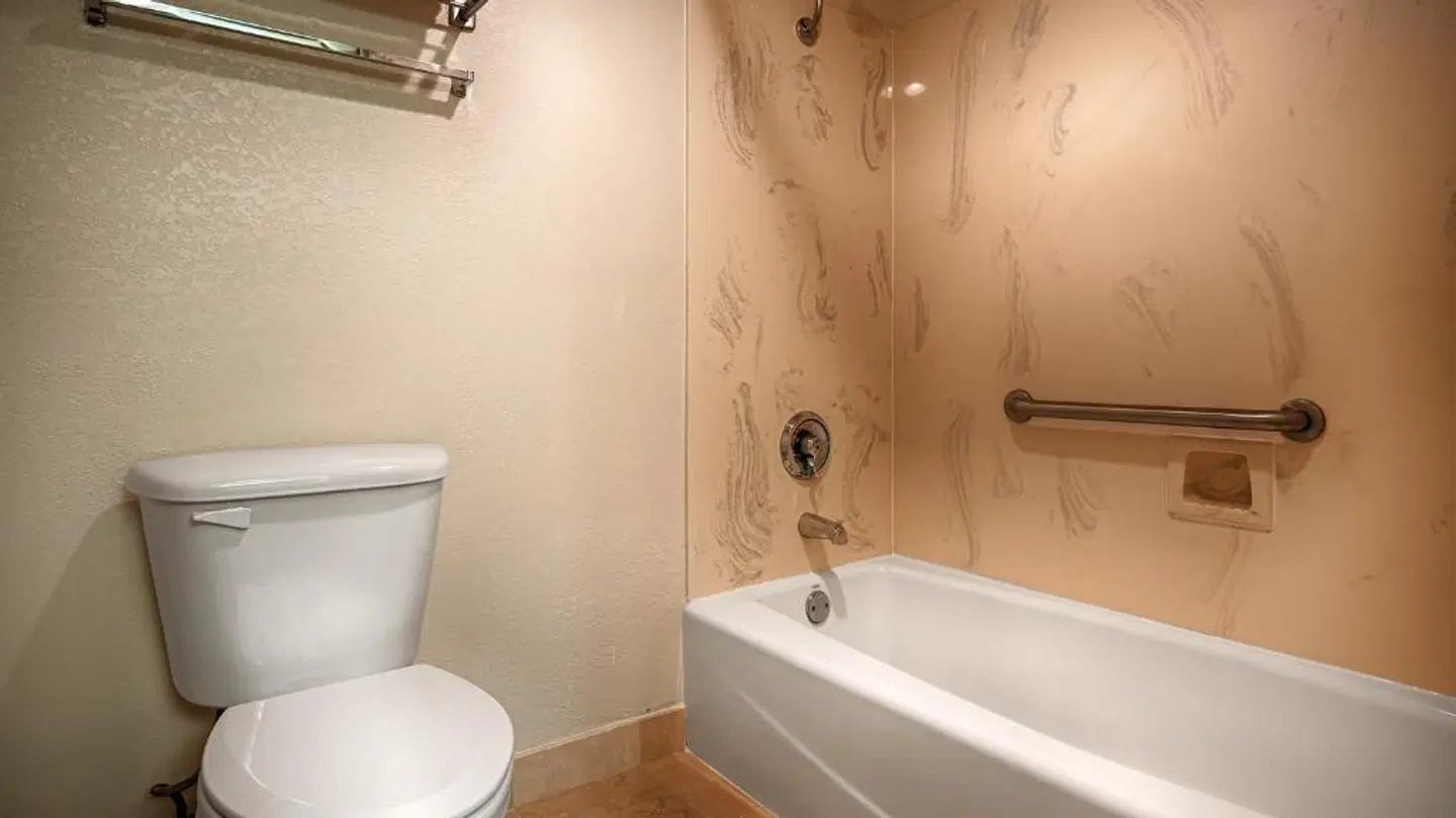 Best Western PLUS Northwoods Inn Badezimmer