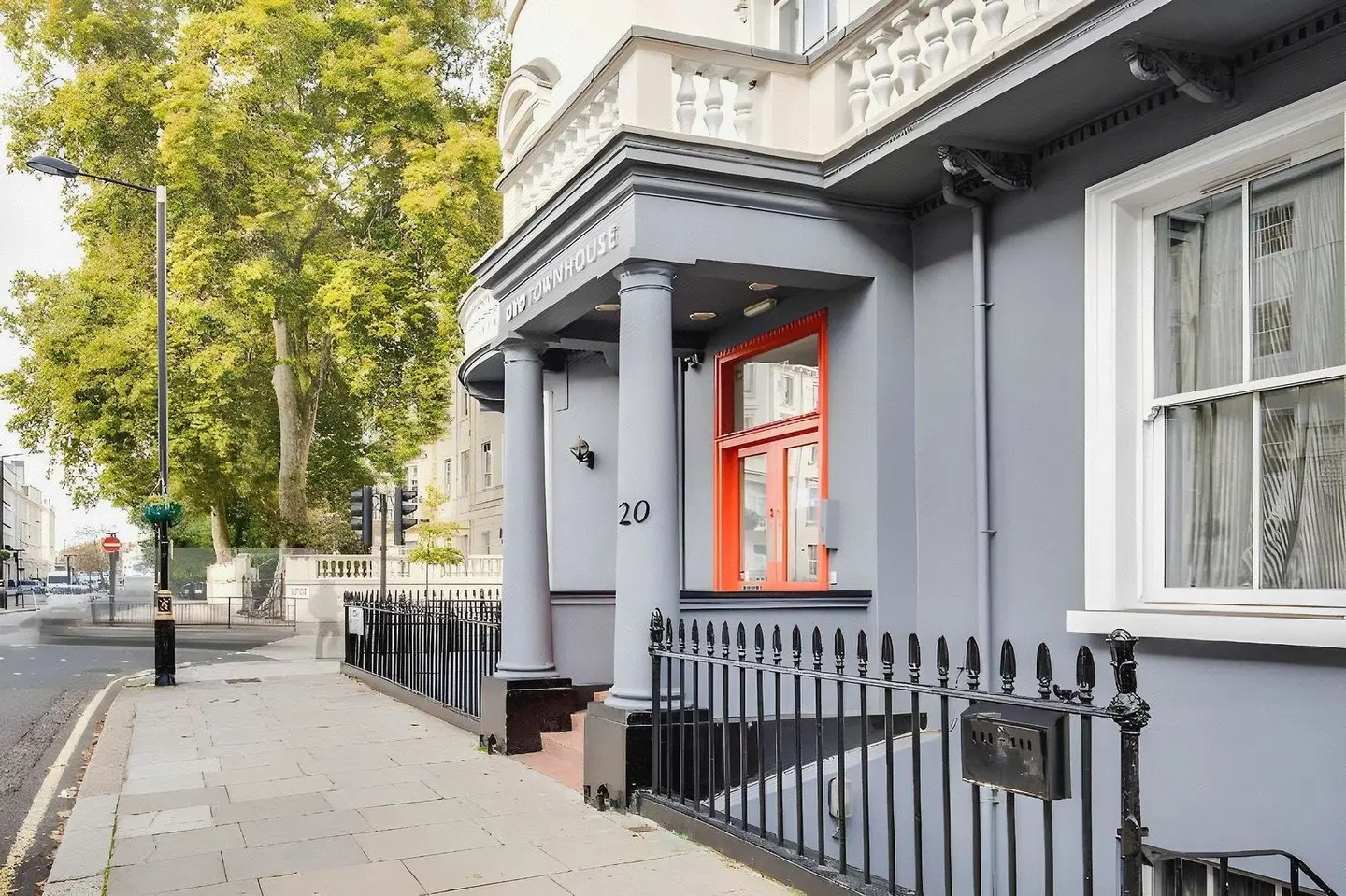 OYO Townhouse New England Victoria EXTERIOR