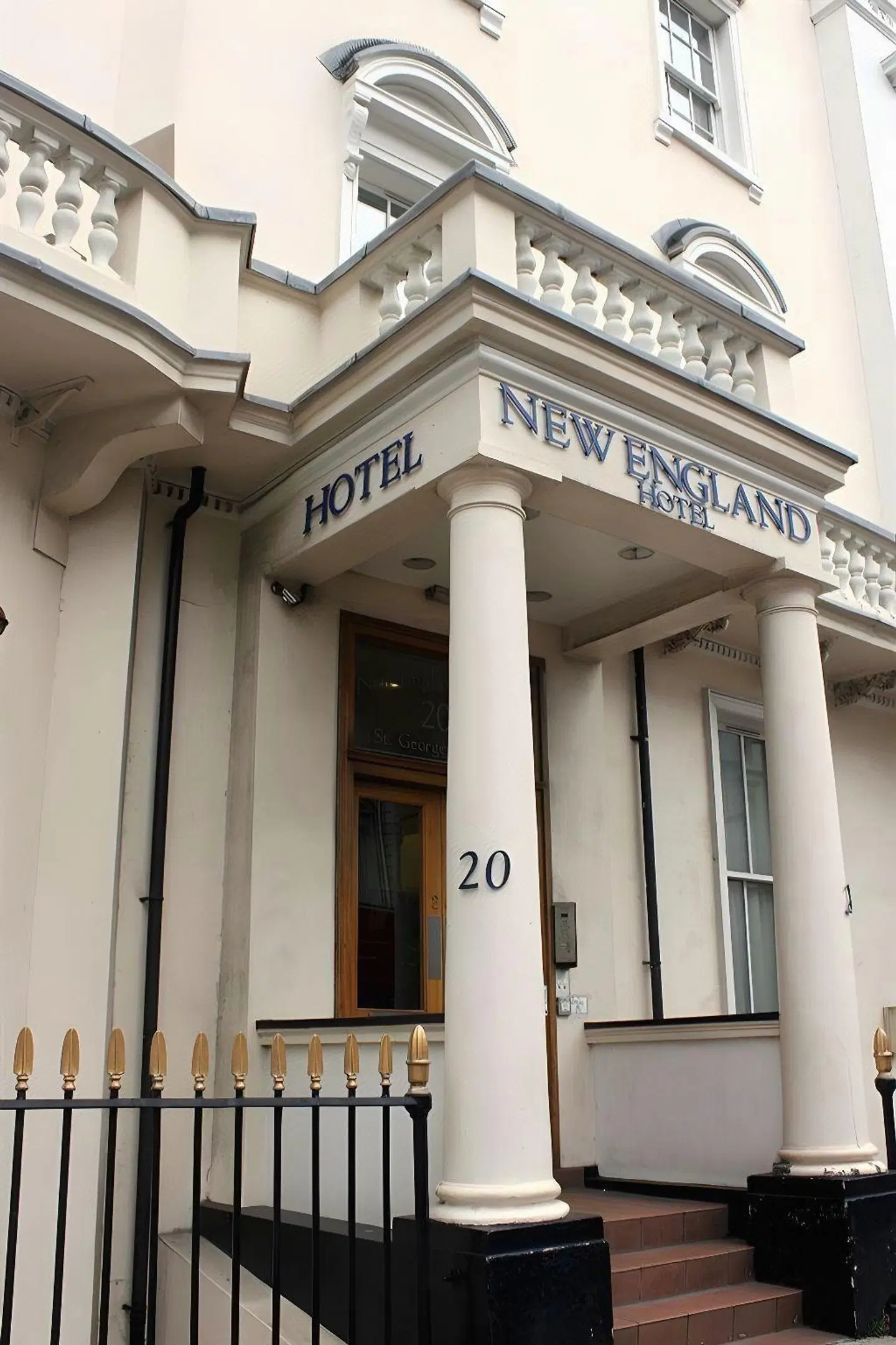 OYO Townhouse New England Victoria EXTERIOR