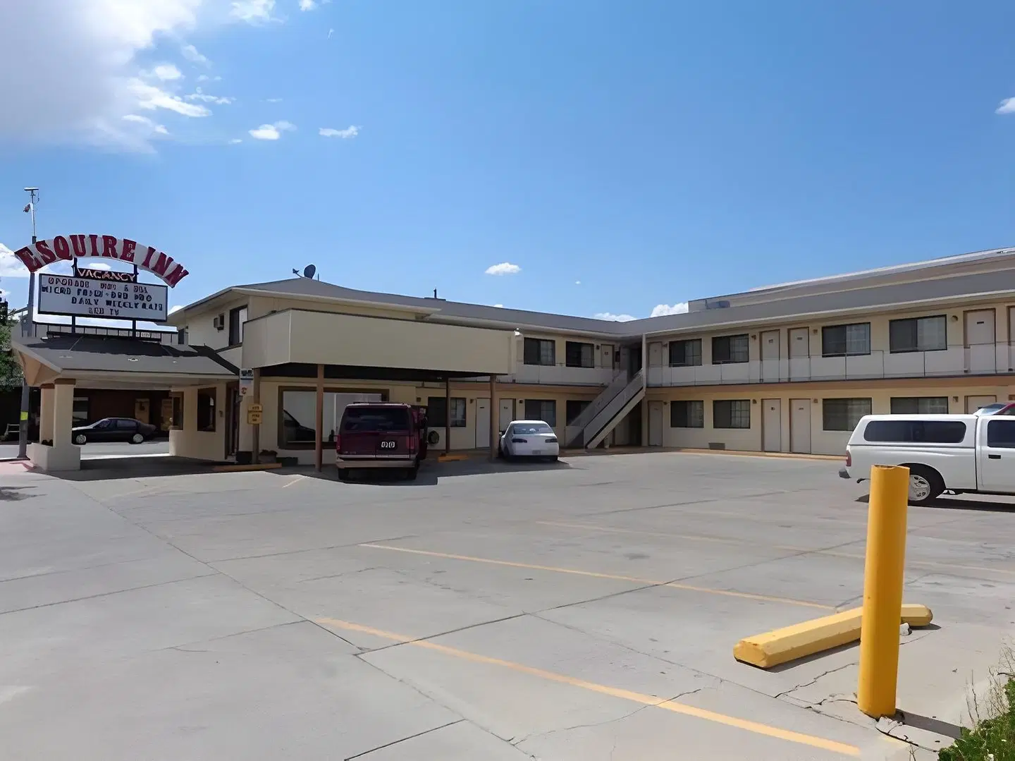 Esquire Inn EXTERIOR