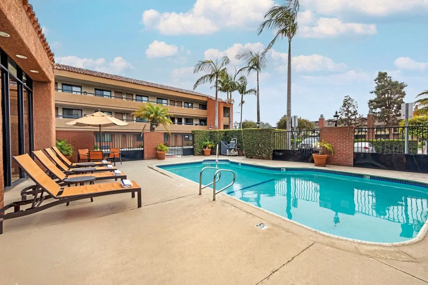 Best Western Plus Redondo Beach Inn OUTDOOR_POOL