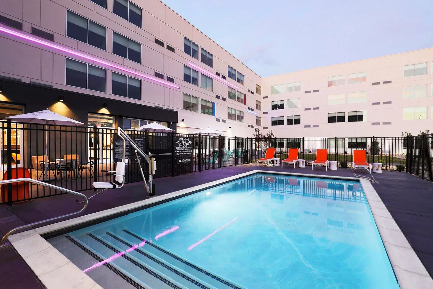 Aloft Reno-Tahoe International Airport OUTDOOR_POOL