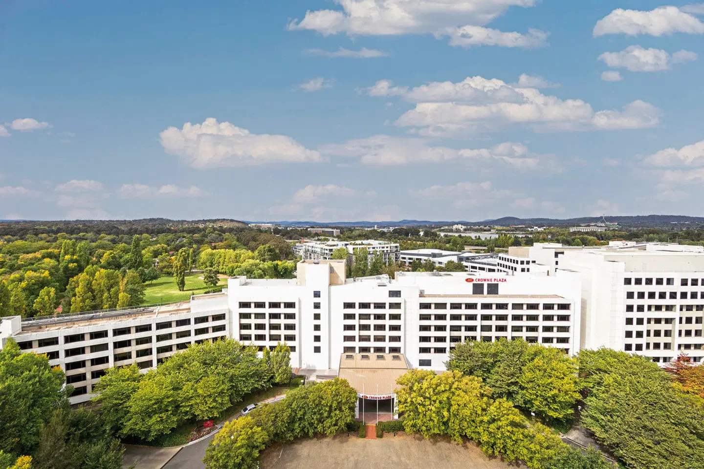 Crowne Plaza Canberra EXTERIOR