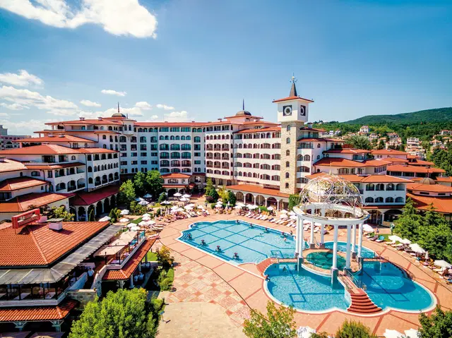 Helena Sands EXTERIOR