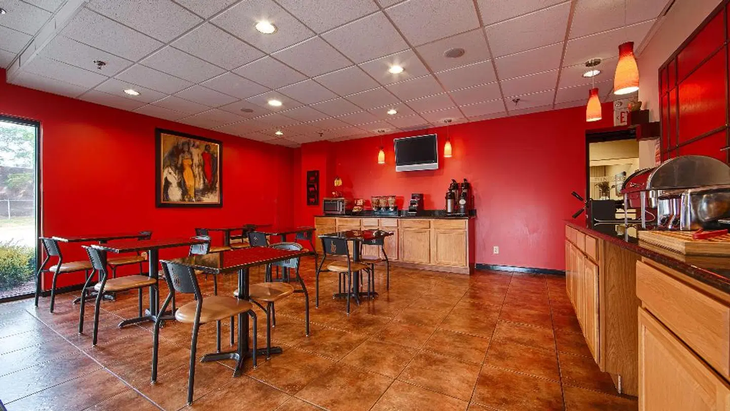 Best Western Plus Gen X Inn Bar