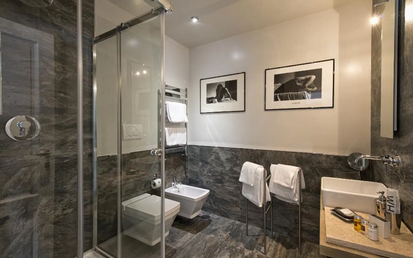 The Independent Suites Badezimmer