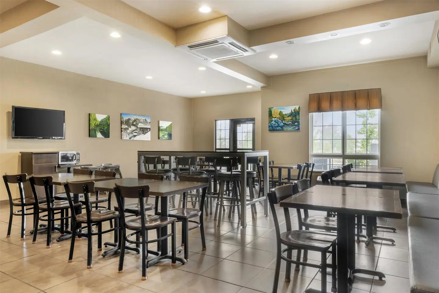 Best Western Plus Saint John Hotel & Suites Bar