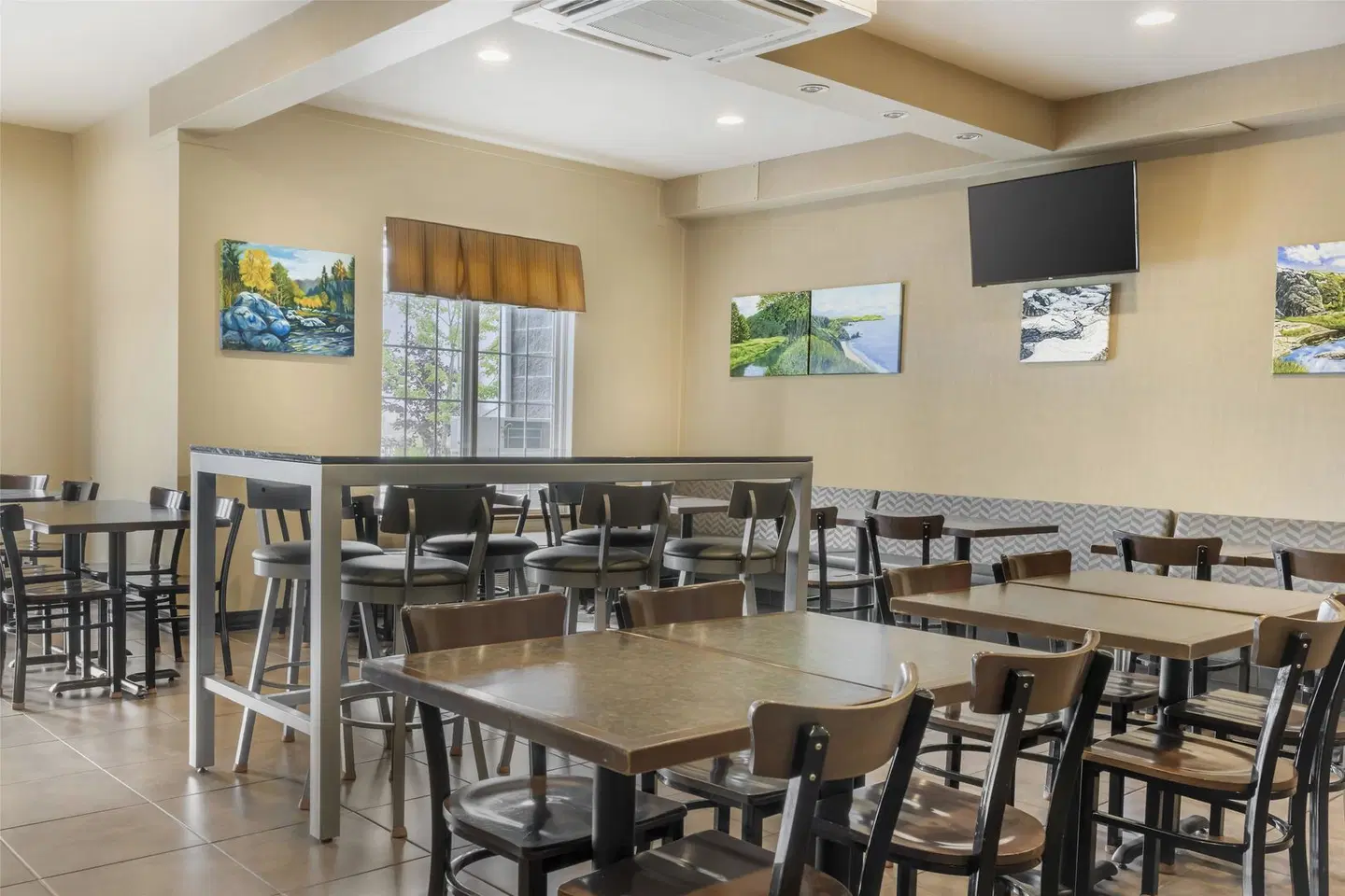 Best Western Plus Saint John Hotel & Suites Bar