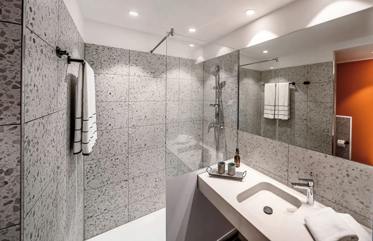 LOGINN Hotel Berlin Airport Badezimmer