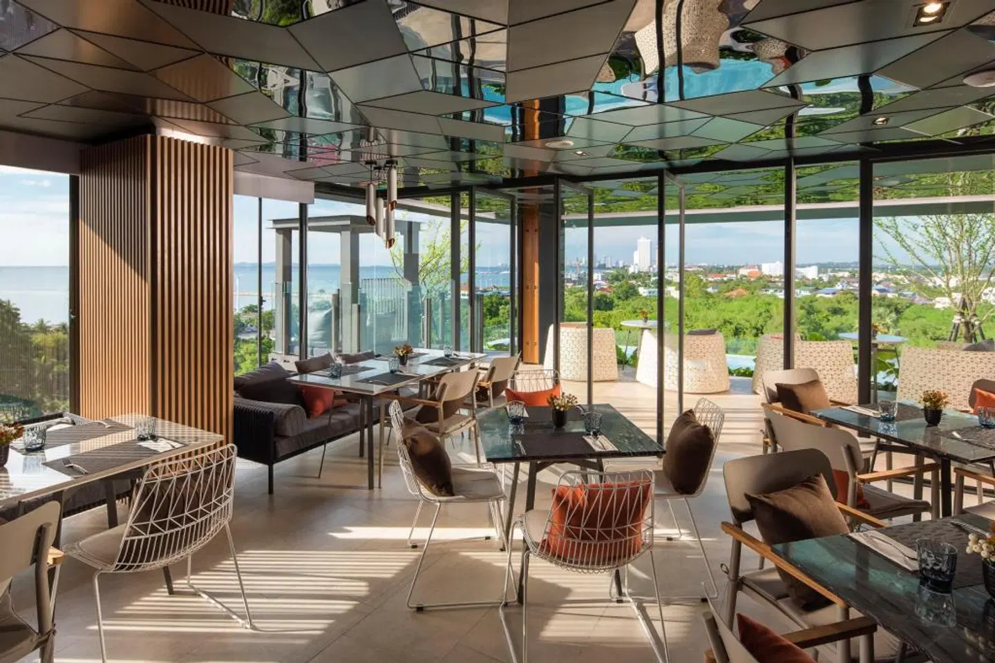 Cross Vibe Pattaya Seaphere Restaurant