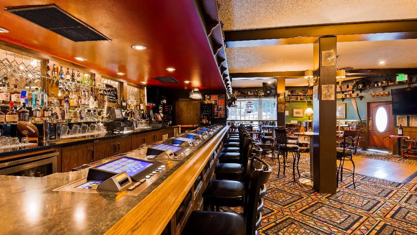 Best Western Airport Plaza Hotel Bar