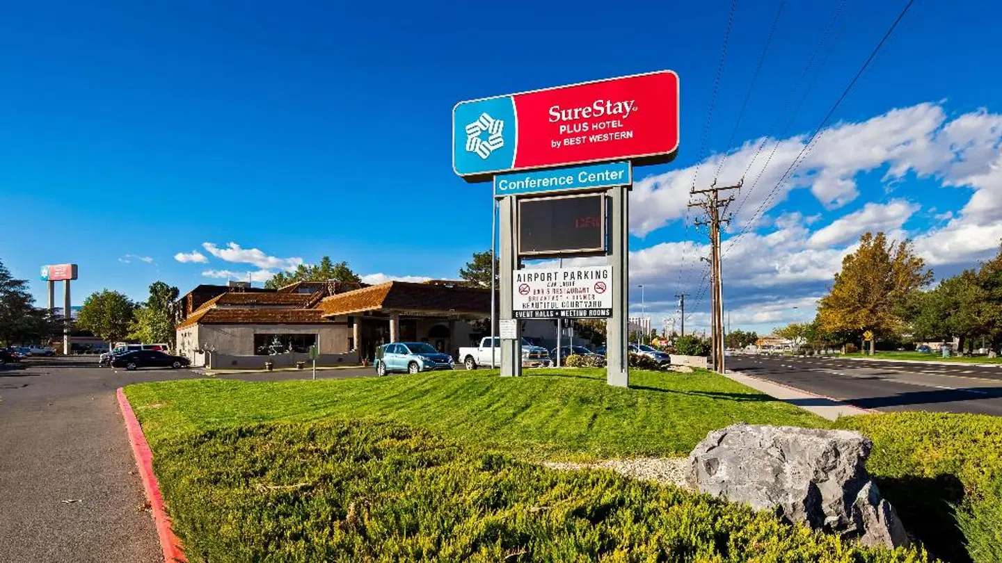 Best Western Airport Plaza Hotel EXTERIOR