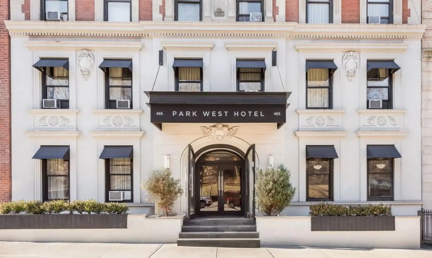 Park West Hotel EXTERIOR