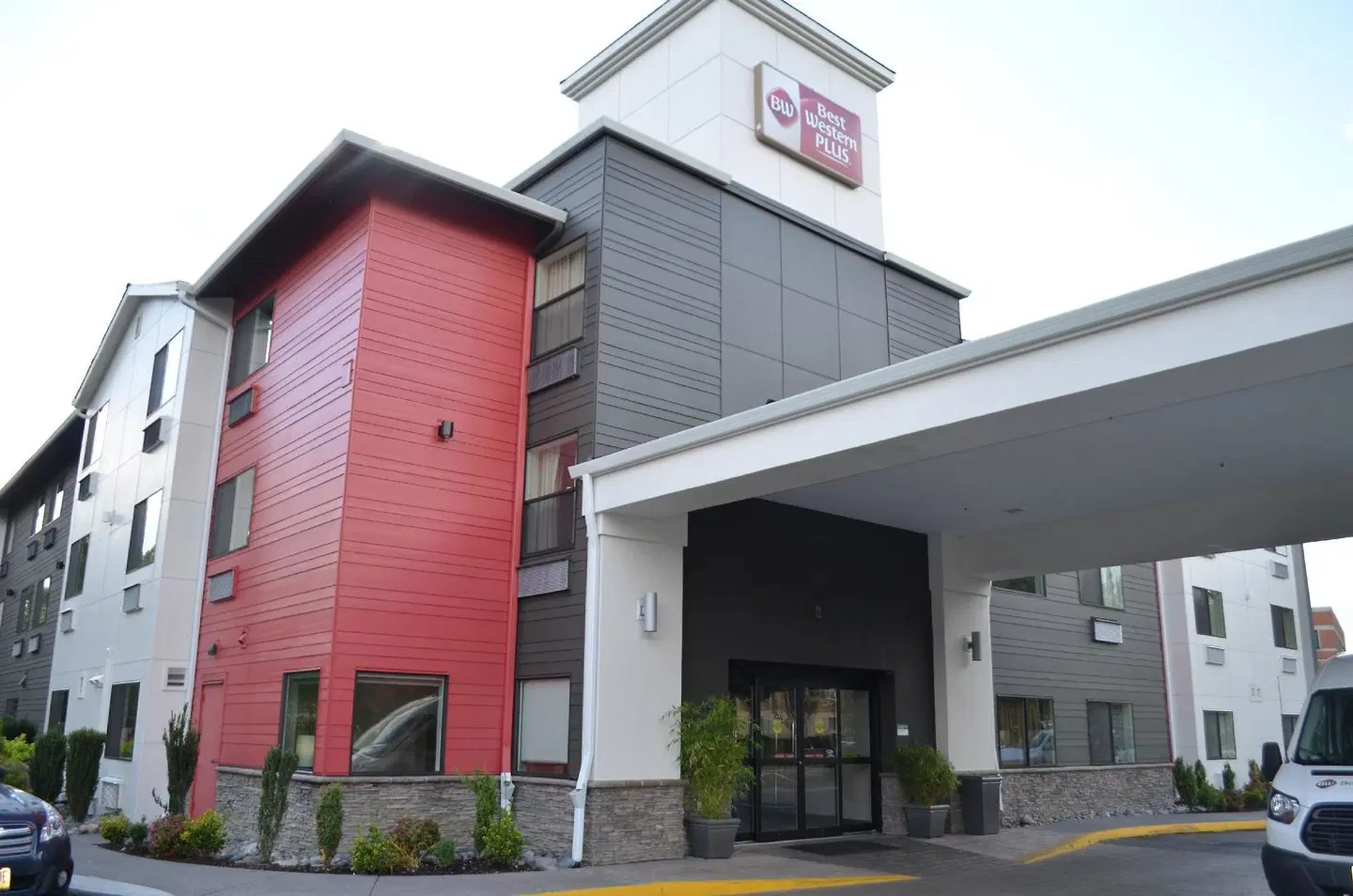Best Western Plus Portland Airport Hotel & Suites EXTERIOR