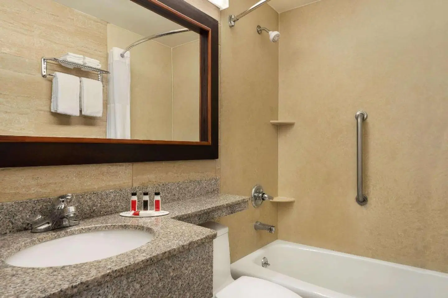 Days Inn by Wyndham Long Island City Badezimmer