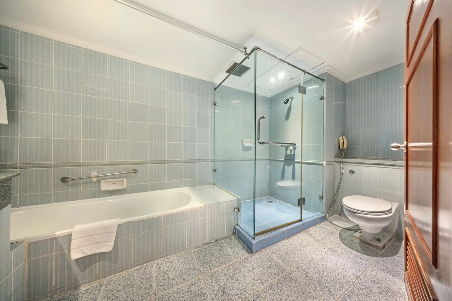 Royal Benja Hotel Badezimmer