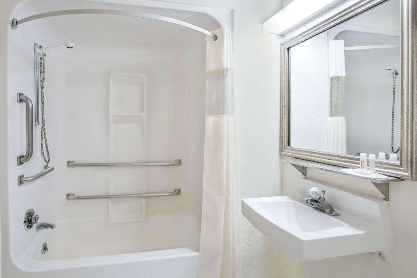 Baymont by Wyndham Green Bay Badezimmer