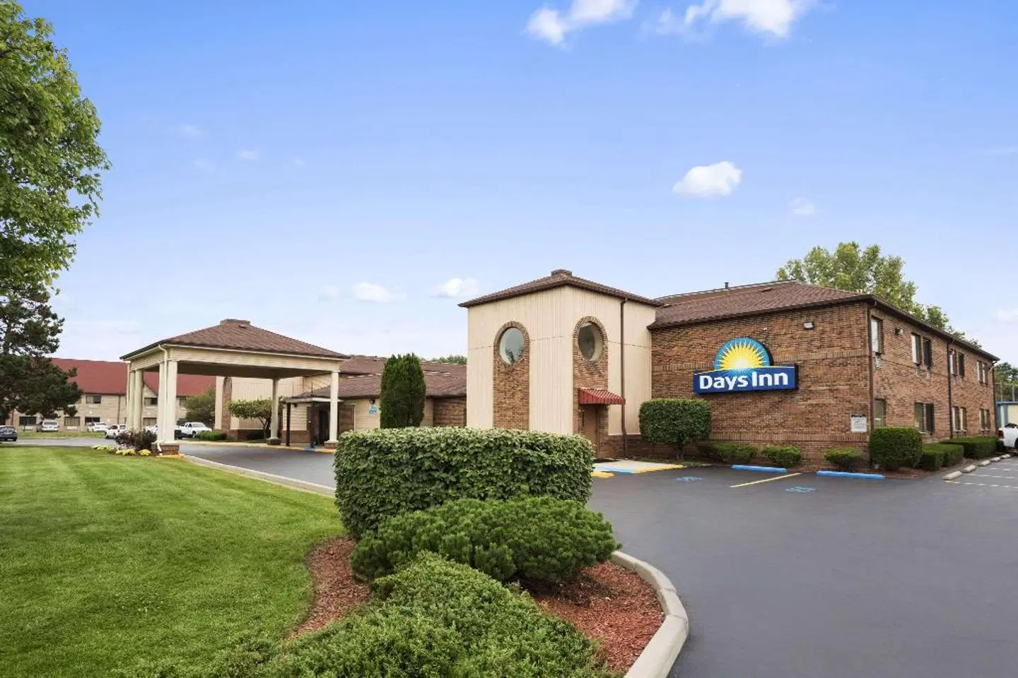 Days Inn by Wyndham Middletown EXTERIOR