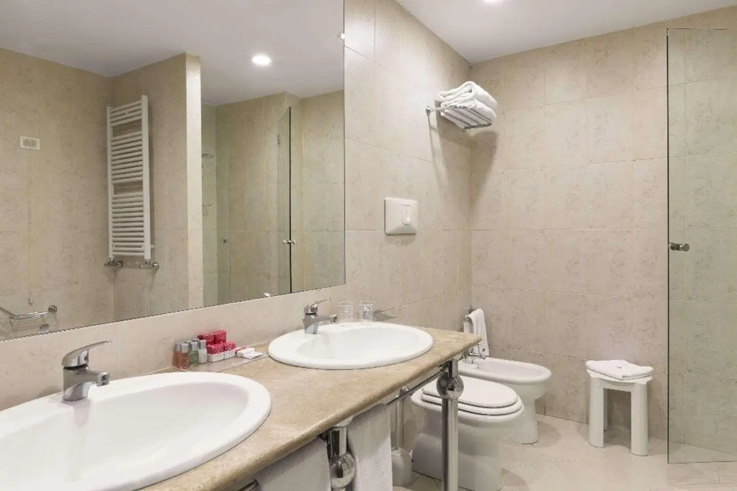 Ramada Naples Badezimmer