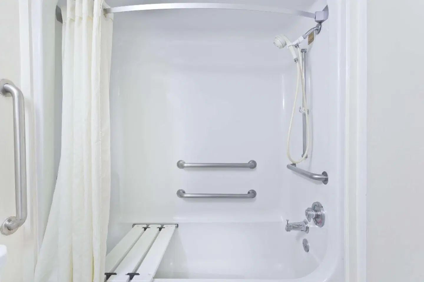 Super 8 by Wyndham Melbourne Badezimmer