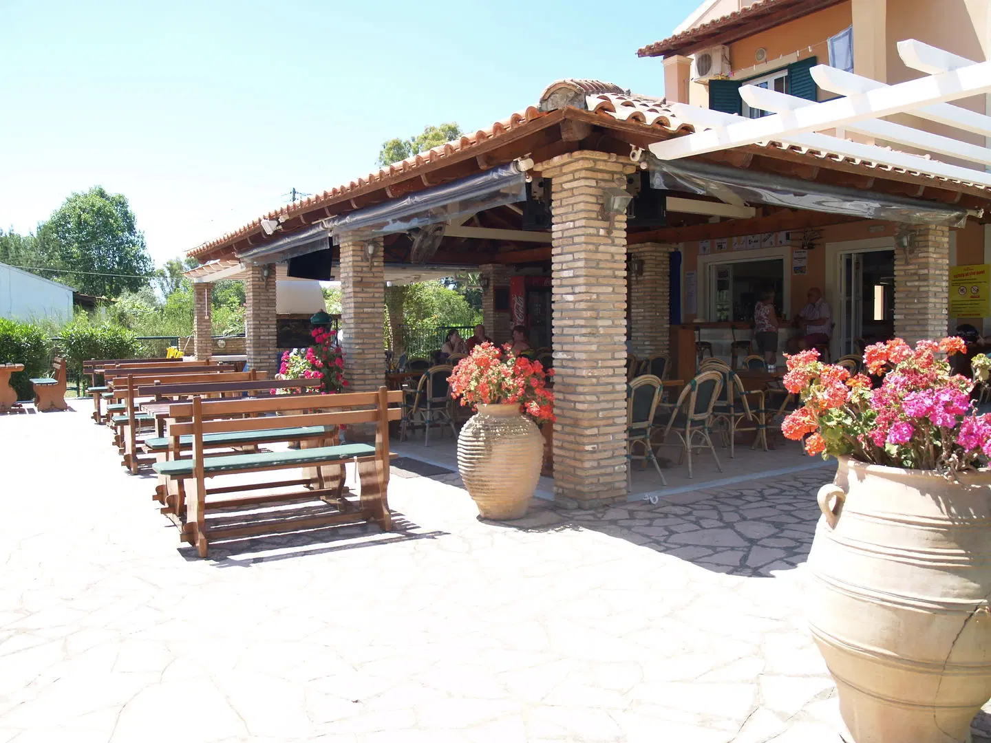 Sunrise Apartments Bar