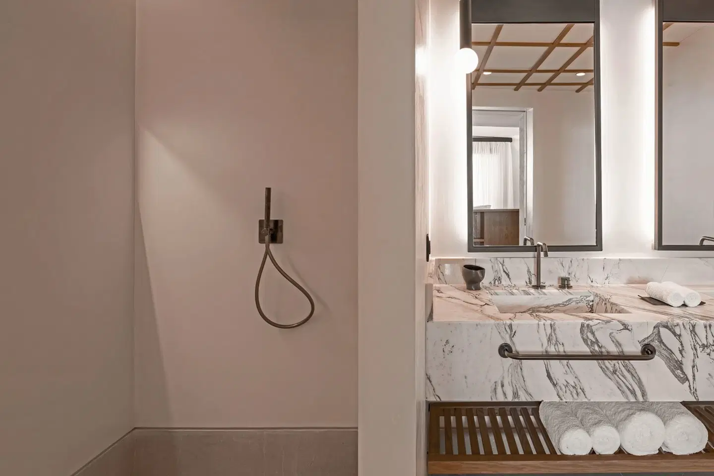 Domes Novos Santorini, Autograph Collection Badezimmer