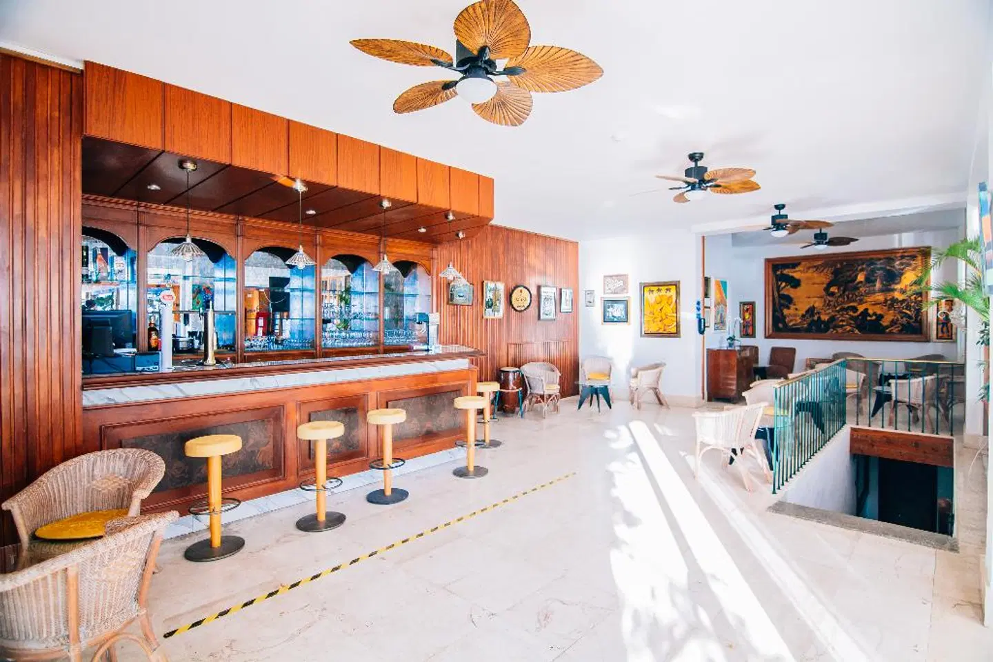 Hotel Roger De Flor By Seleqtta Bar