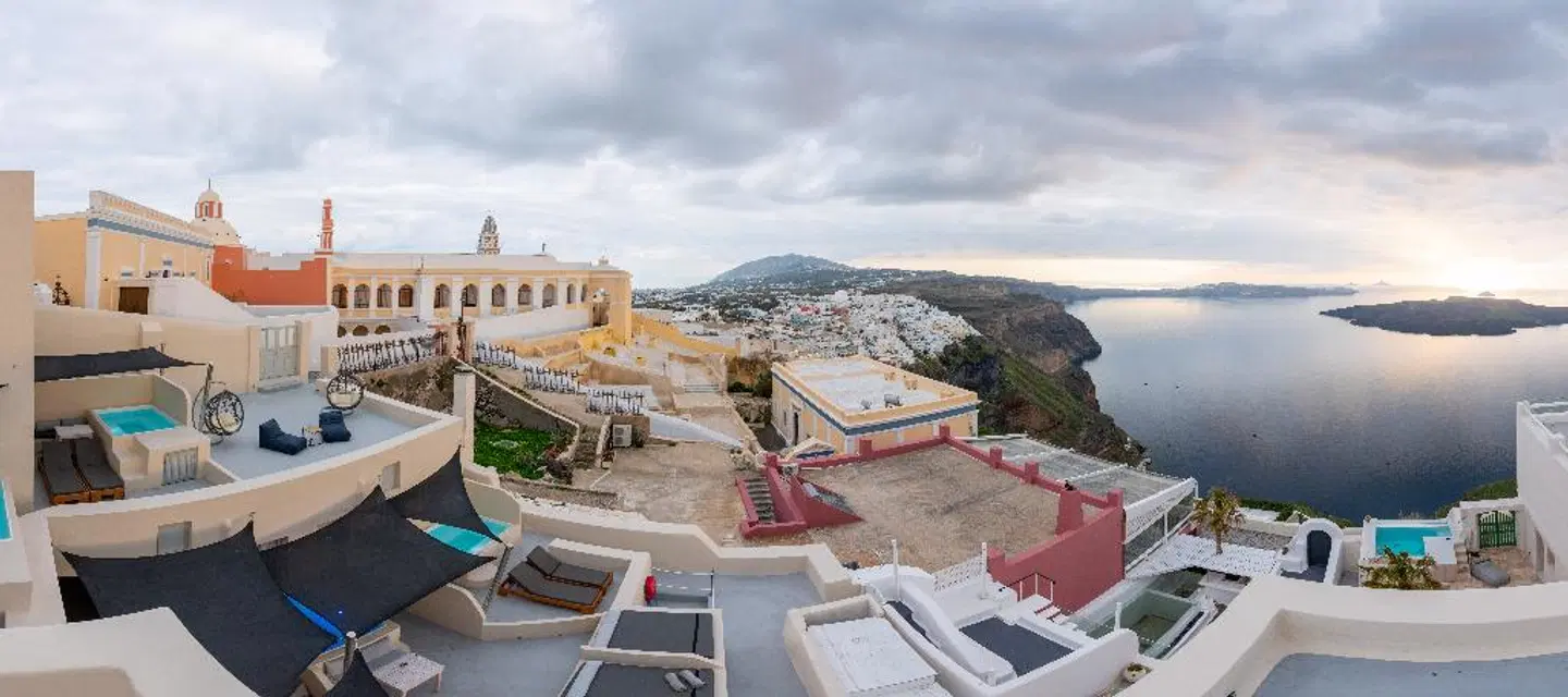 Caldera Cliff Illusion Suites Strand