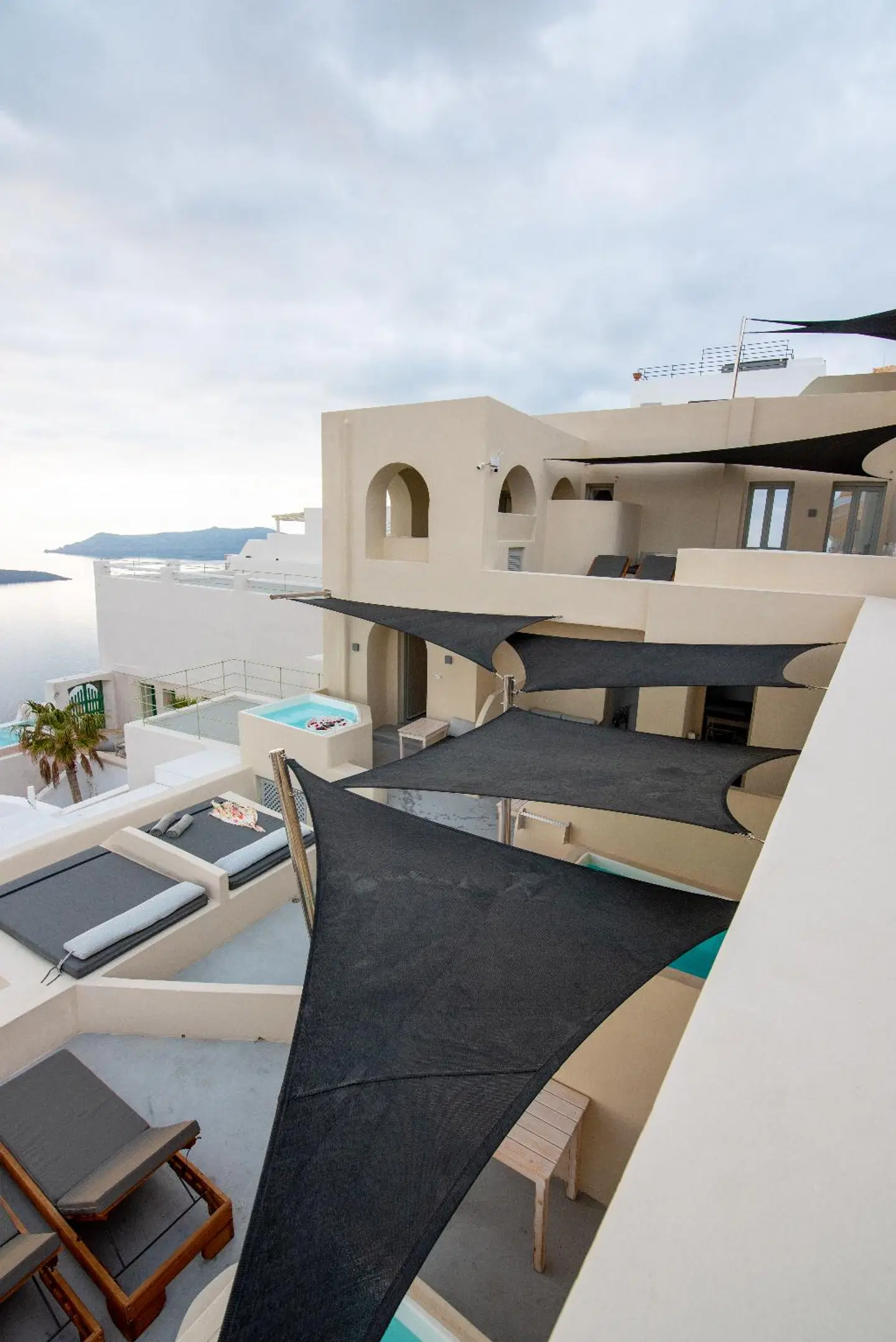 Caldera Cliff Illusion Suites Terrasse