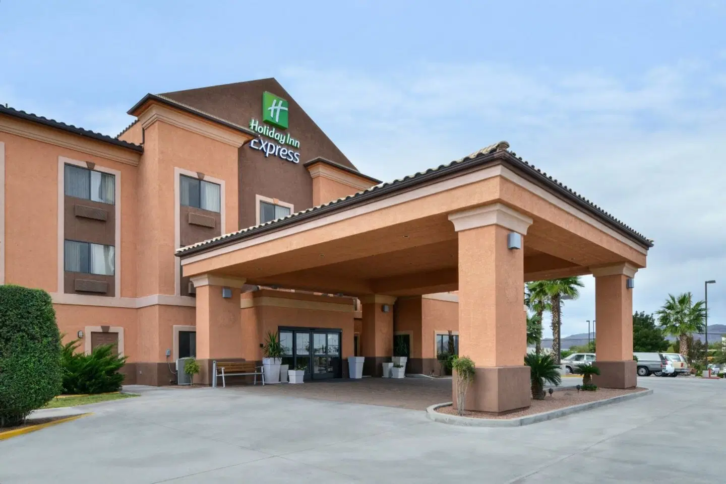 Holiday Inn Express & Suites Kingman EXTERIOR