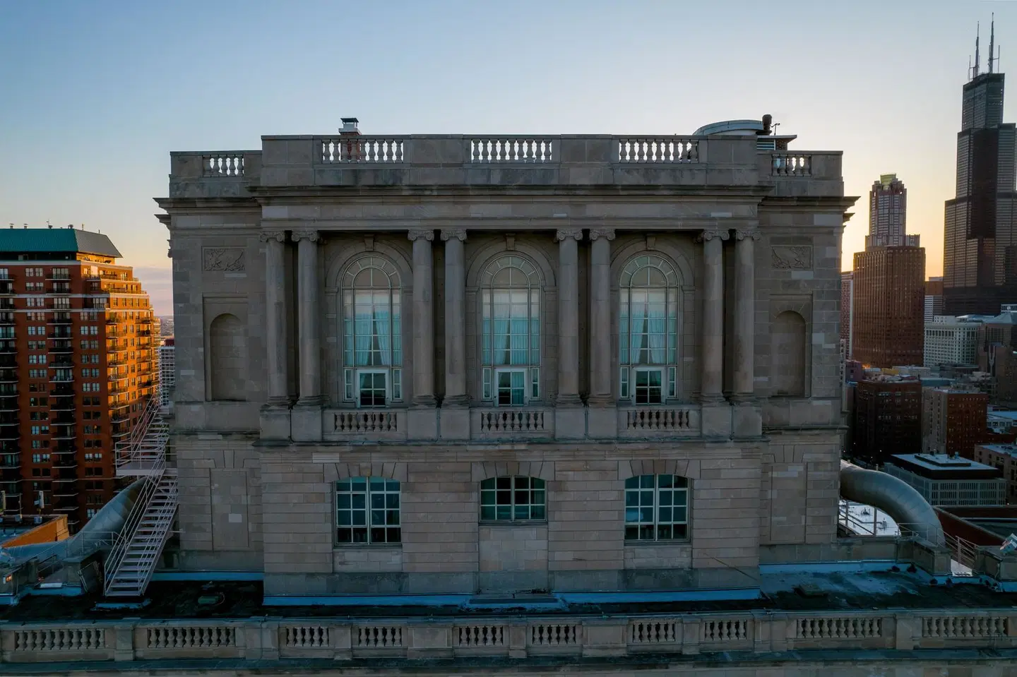 Hilton Chicago EXTERIOR