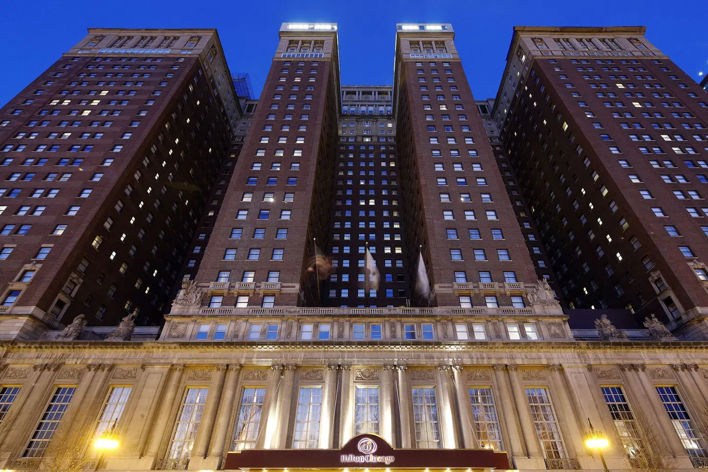 Hilton Chicago EXTERIOR