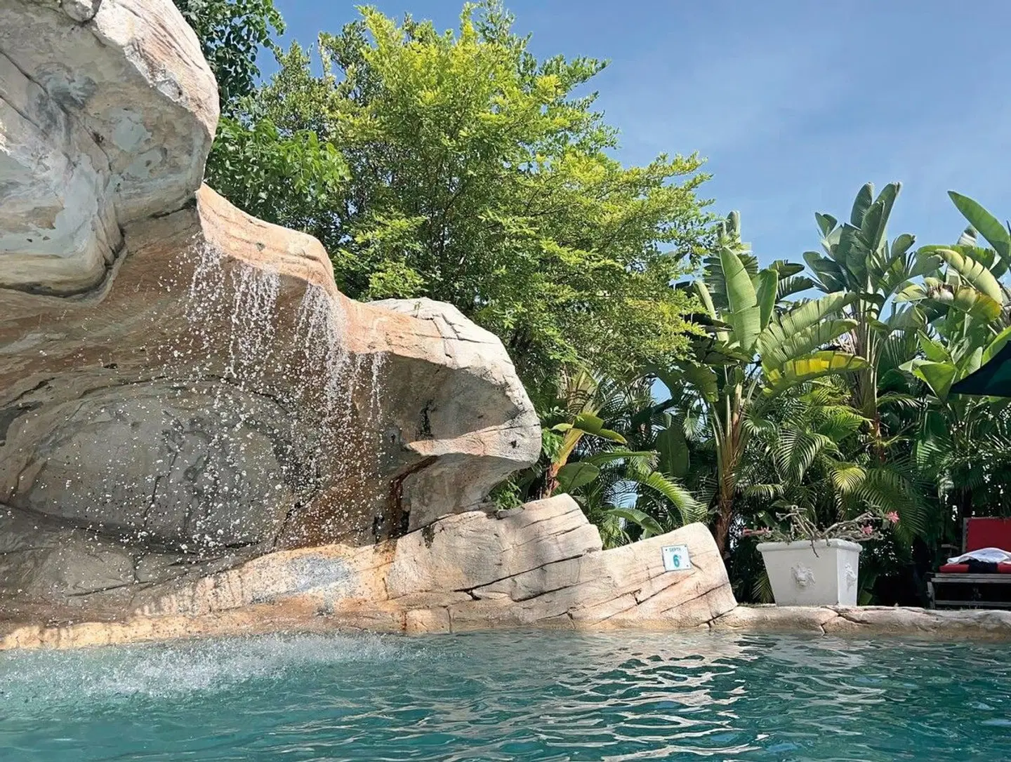 A Stone's Throw Away Tiere