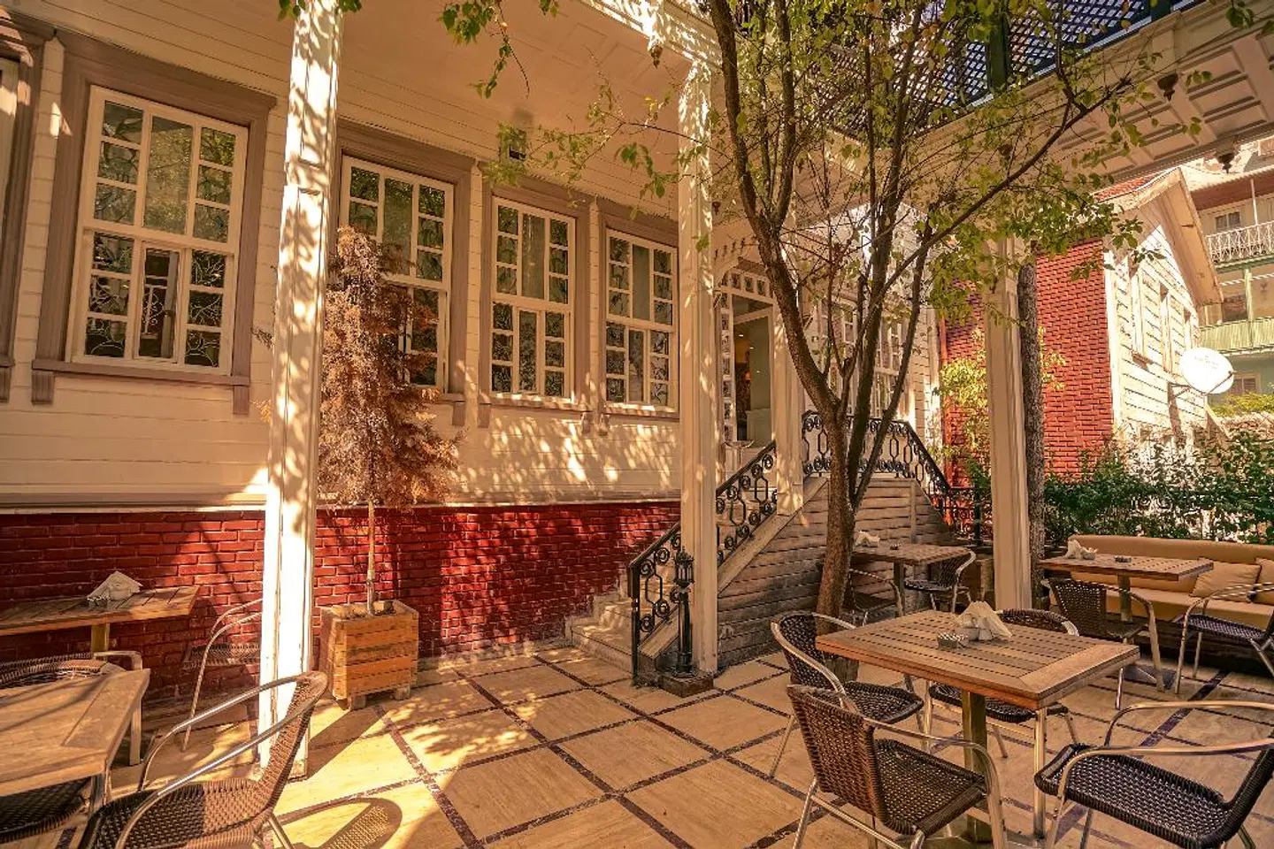 Avicenna Hotel Terrasse