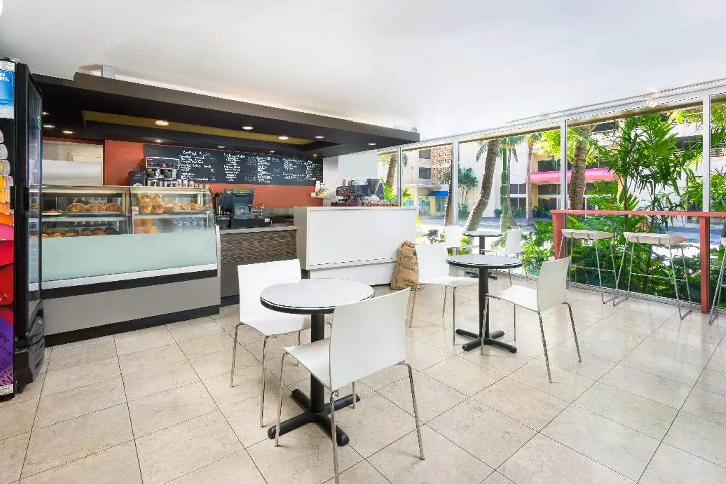 Courtyard by Marriott Waikiki Beach Bar