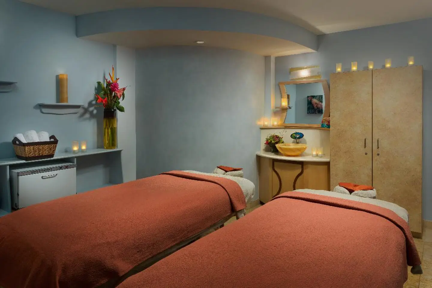 Courtyard by Marriott Waikiki Beach ROOM_EXAMPLE