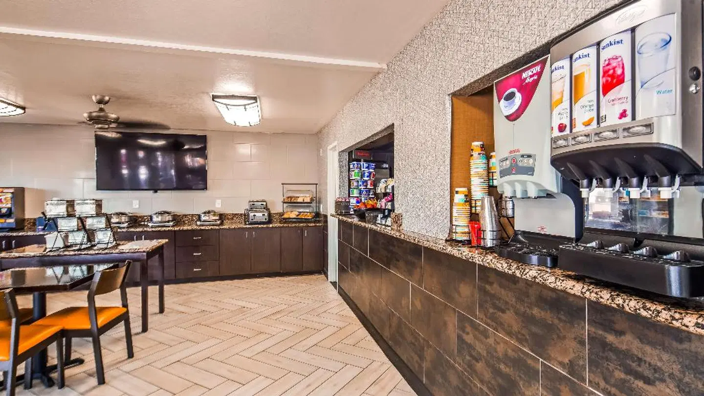 BEST WESTERN InnSuites Phoenix Hotel & Suites Bar