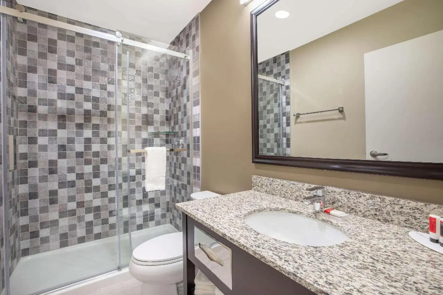 Super 8 by Wyndham Canmore Badezimmer