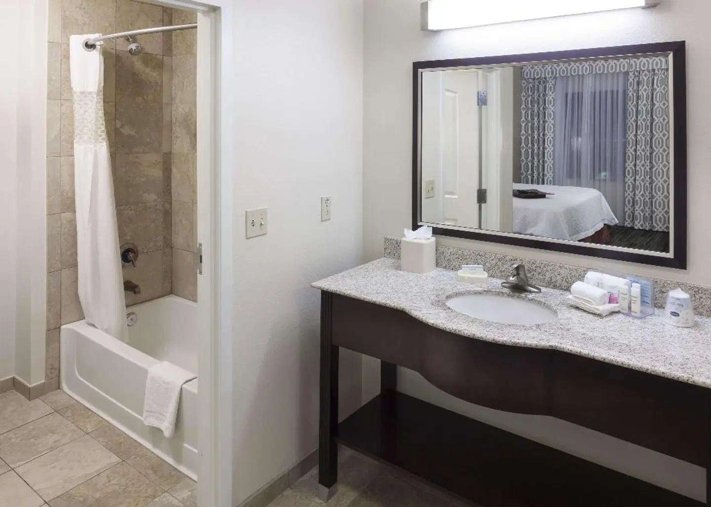Hampton Inn & Suites Phoenix North/Happy Valley Badezimmer