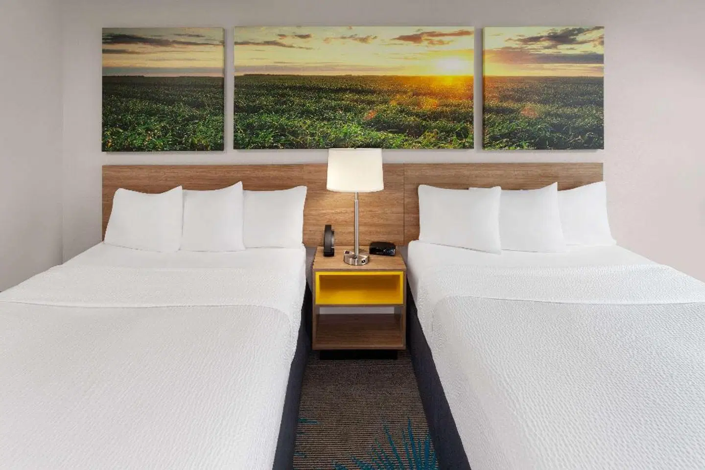 Days Inn & Suites by Wyndham of Morris Bar