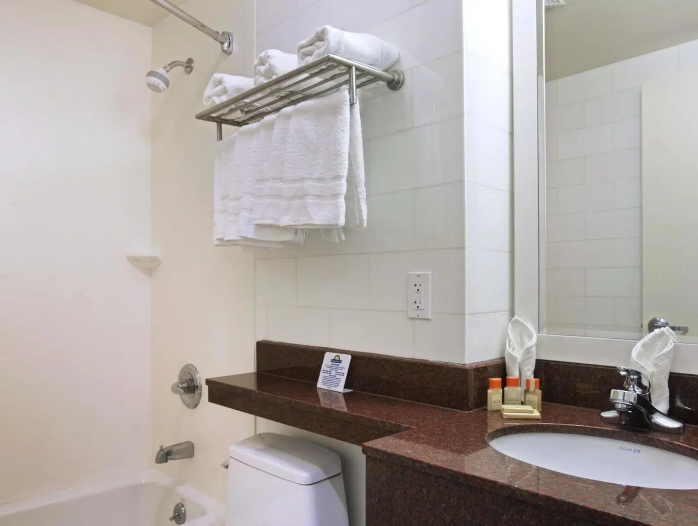 Days Inn by Wyndham Bronx Near Stadium Badezimmer