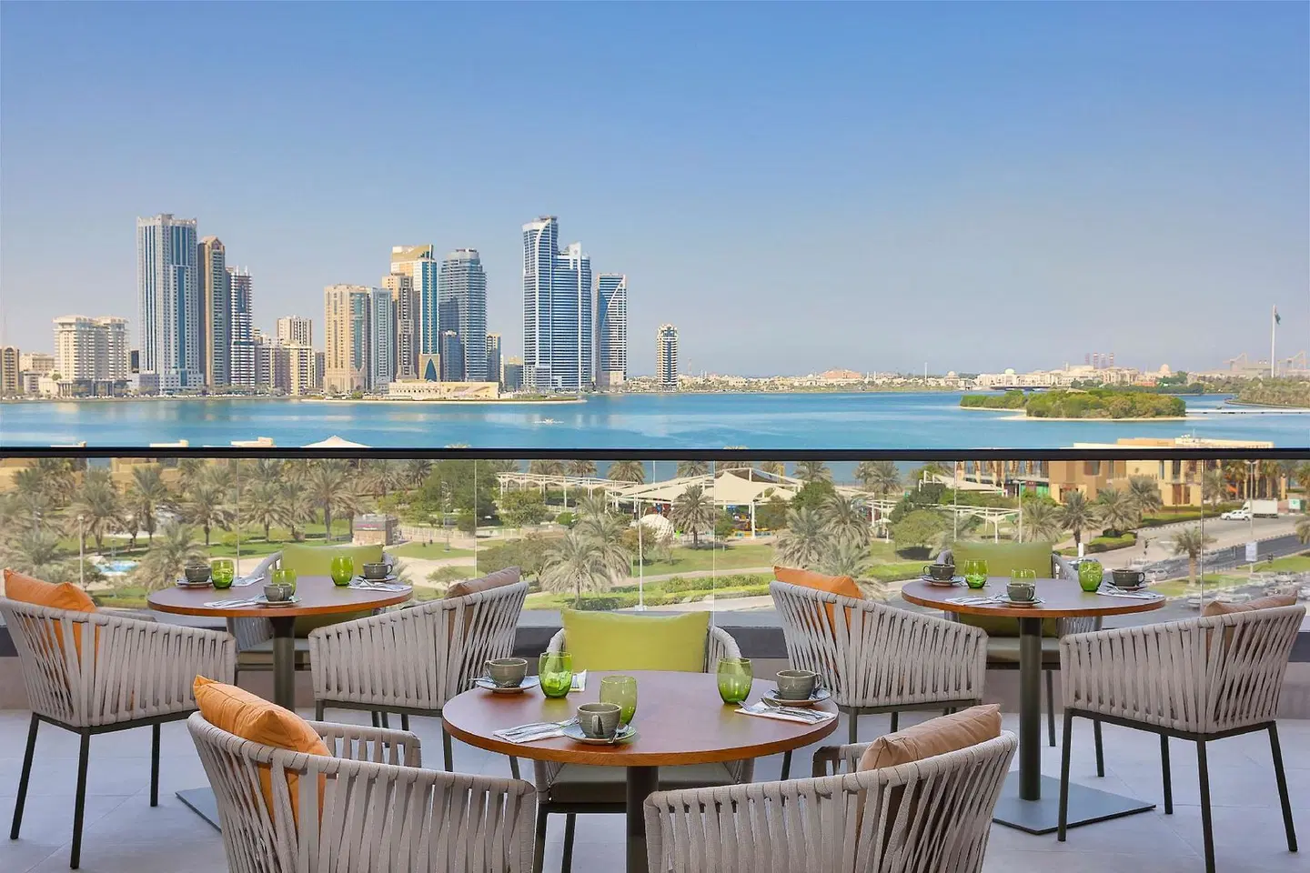 Doubletree by Hilton Sharjah Waterfront Hotel & Residences Terrasse