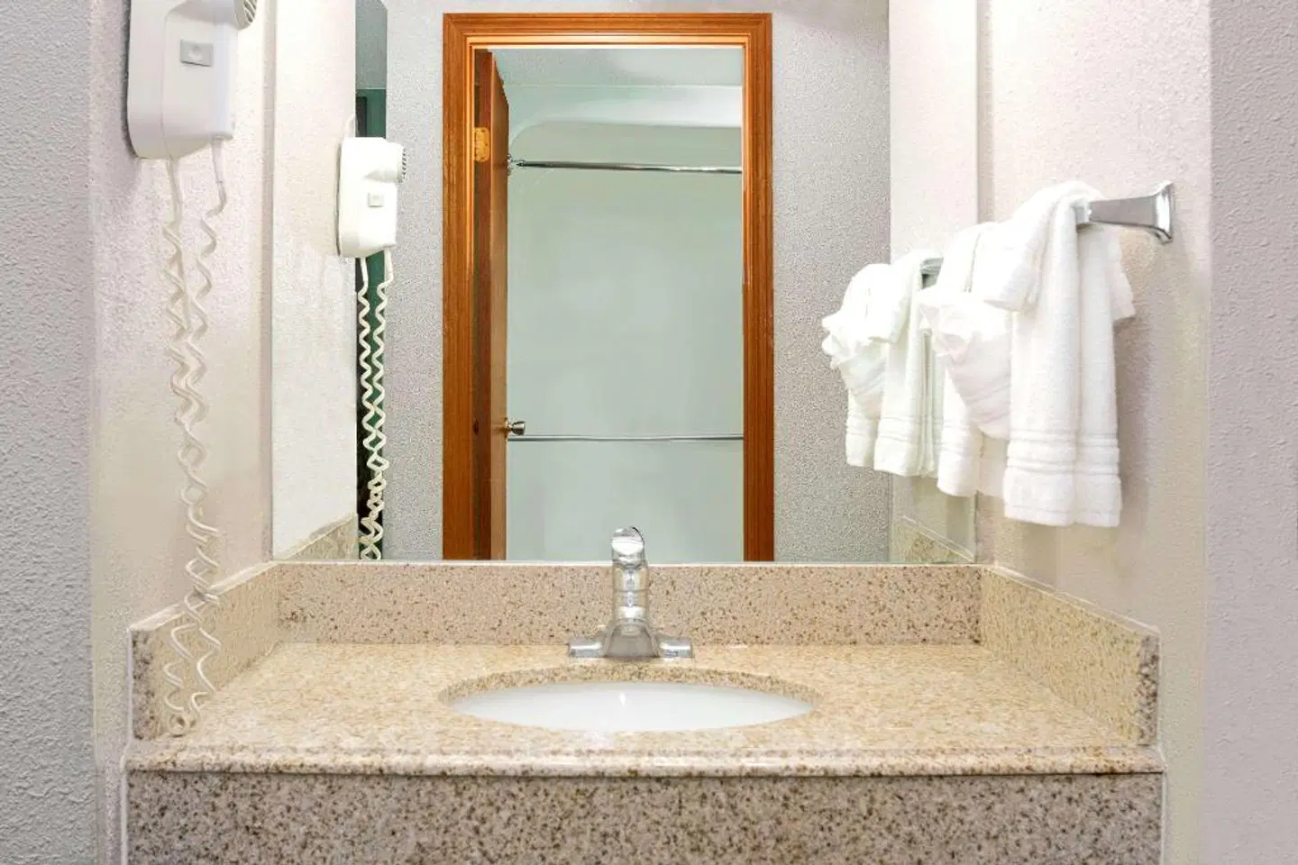 Super 8 by Wyndham Denver Stapleton Badezimmer