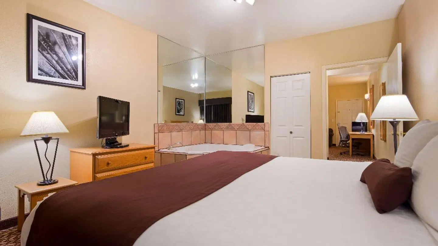 Best Western Turquoise Inn & Suites ROOM_EXAMPLE