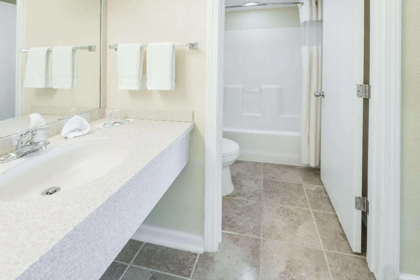 Travelodge Grove City Badezimmer