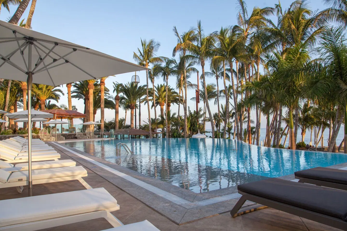 Hotel Fariones OUTDOOR_POOL