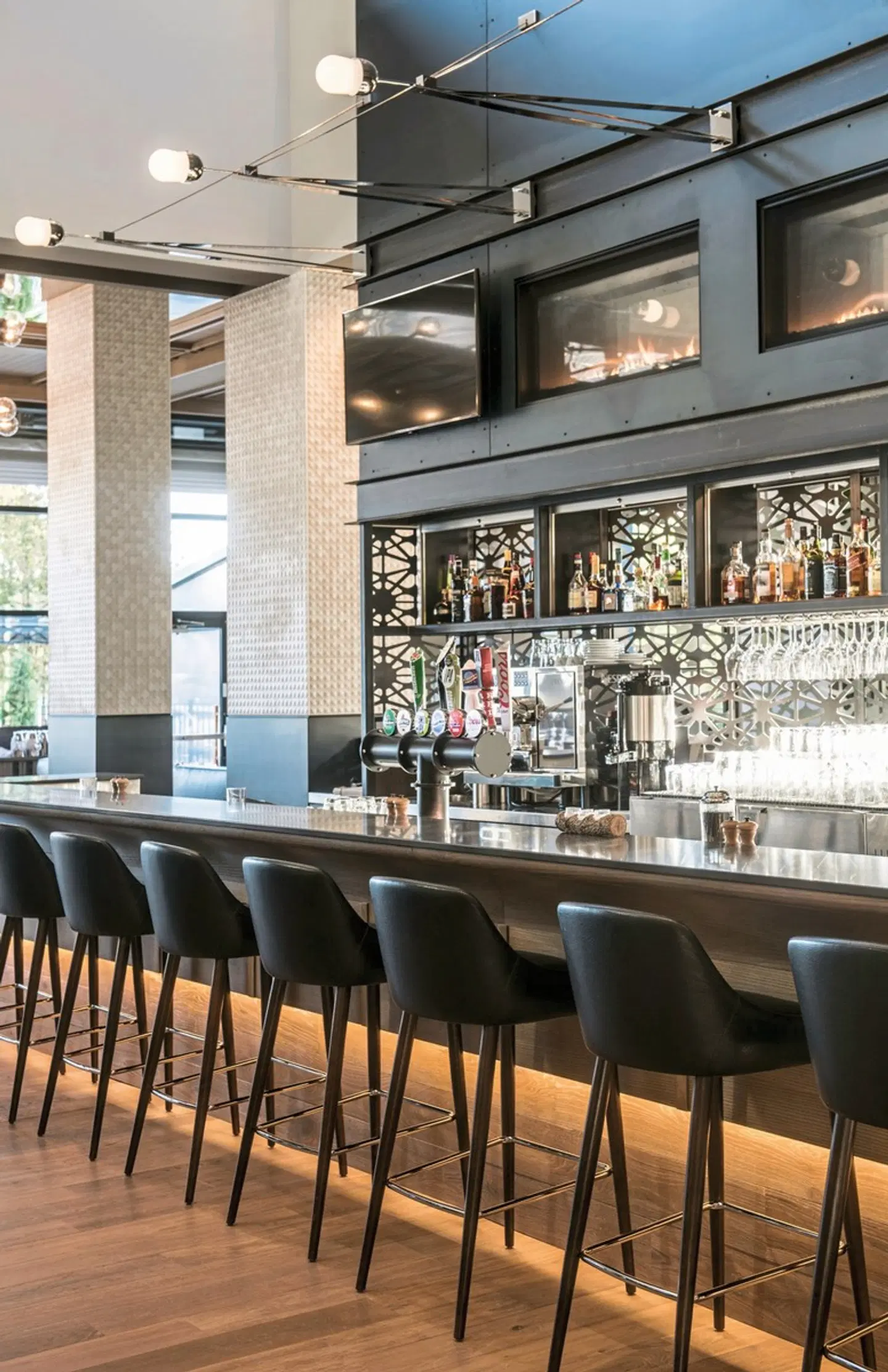 Entourage Sur-le-Lac Bar