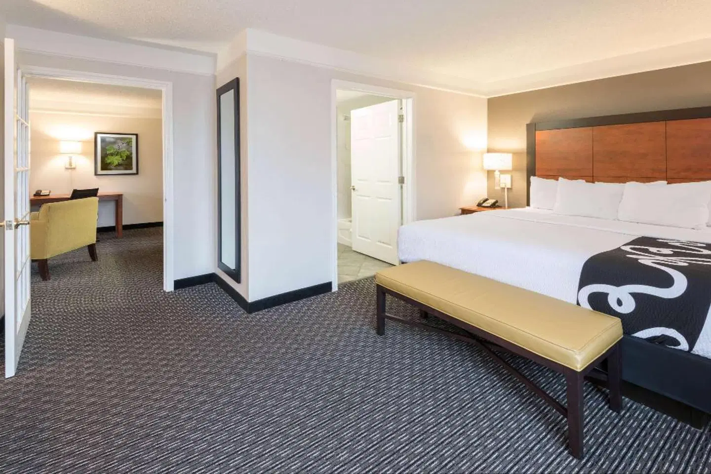 La Quinta Inn & Suites by Wyndham San Antonio Riverwalk ROOM_EXAMPLE