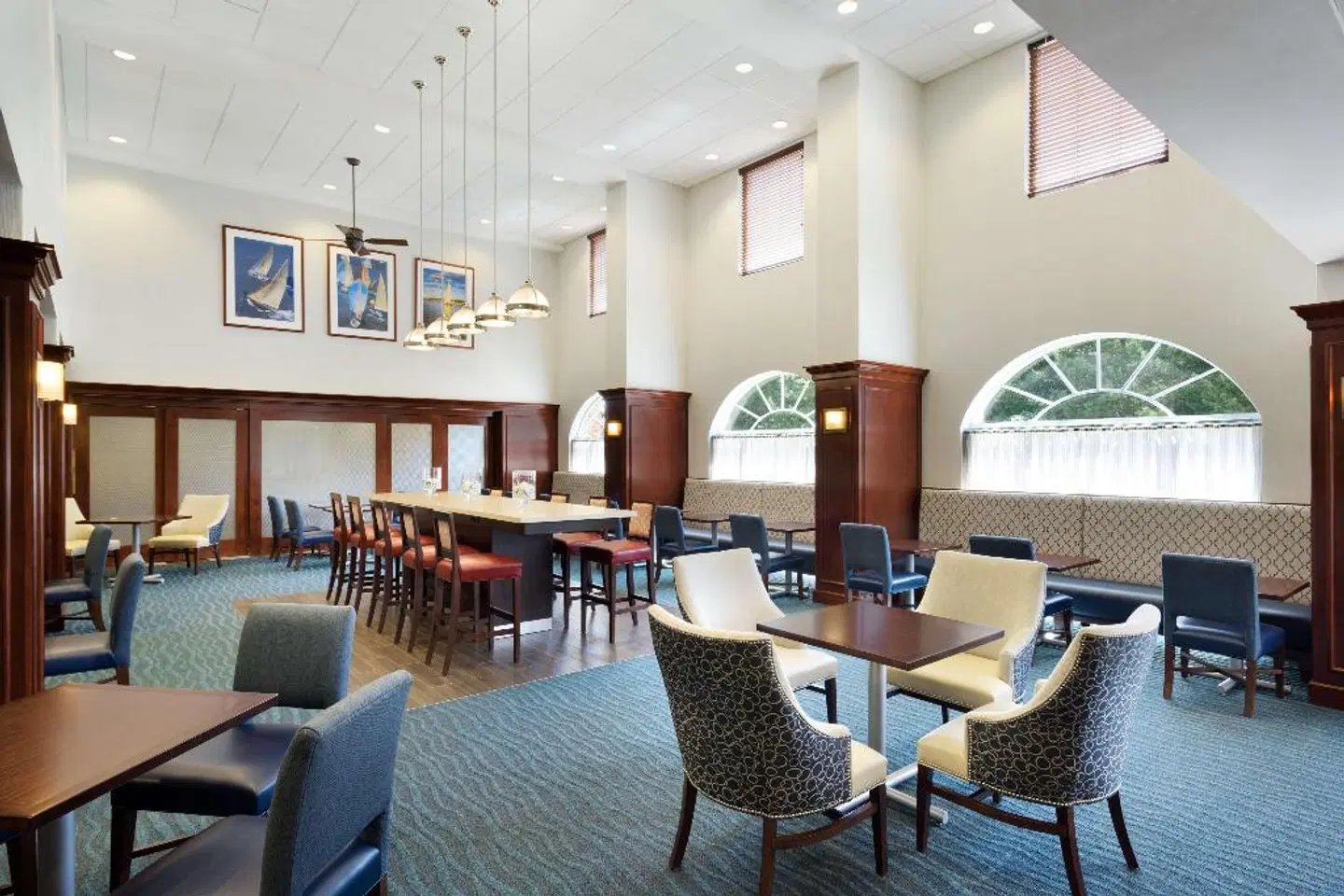 Hampton Inn & Suites Newport/Middletown Bar