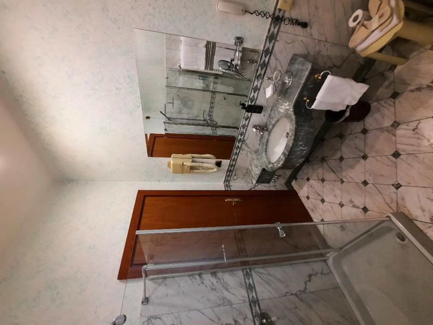 Andreola Central Hotel Badezimmer